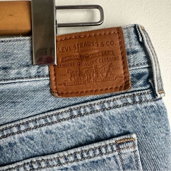 Levis Wedgie Straight Light Wash Frayed Hem Button Fly Jean Shorts Size 28 - Picture 5 of 6